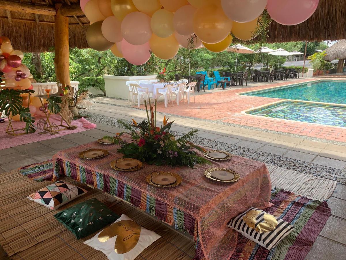 Hotel Y Restaurante Meson Del Gitano Caucasia エクステリア 写真