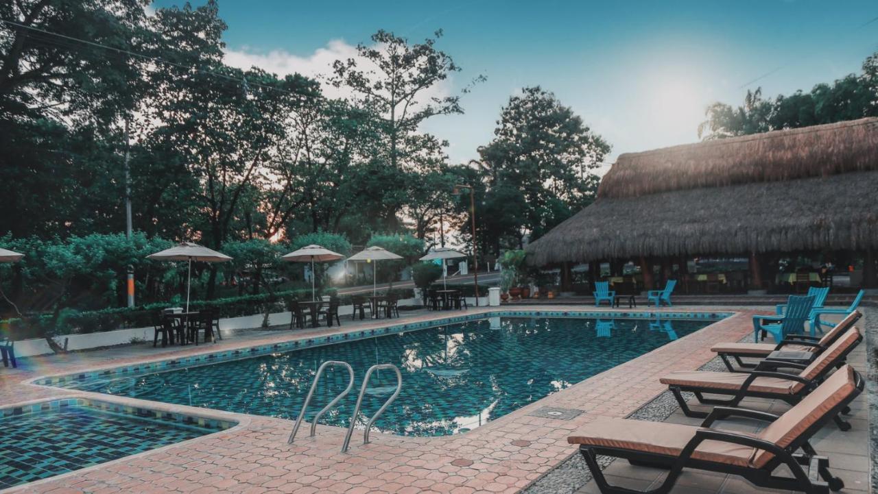 Hotel Y Restaurante Meson Del Gitano Caucasia エクステリア 写真