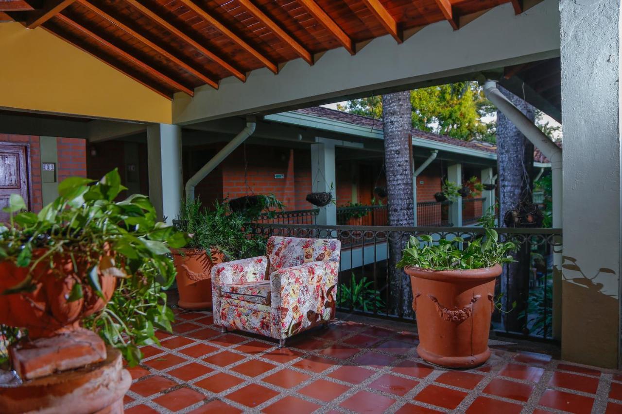 Hotel Y Restaurante Meson Del Gitano Caucasia エクステリア 写真