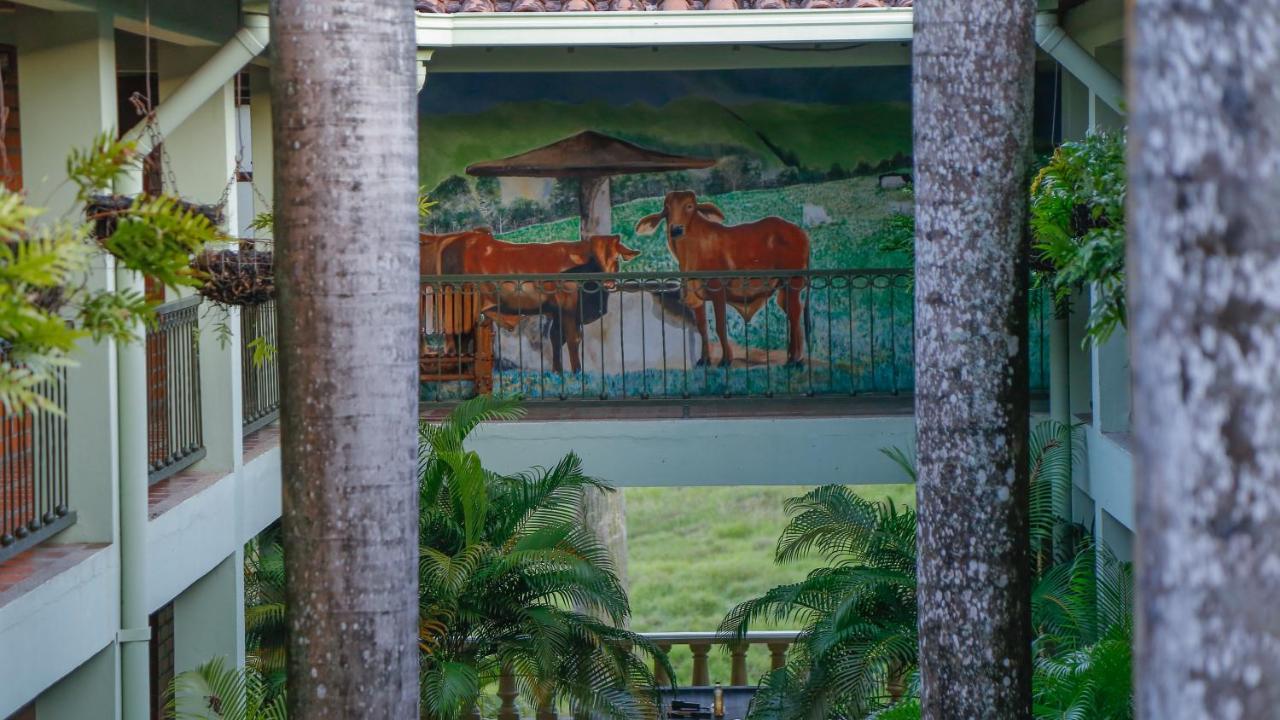 Hotel Y Restaurante Meson Del Gitano Caucasia エクステリア 写真
